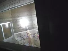 ცხელი ქერა მოწვევა მიწოდების ბიჭი მიიღოს შხაპი მას